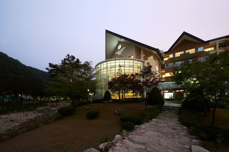 Exterior & Views