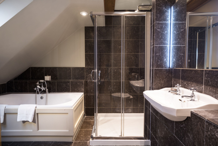 Bathroom 4, The Howard Arms, Warwickshire