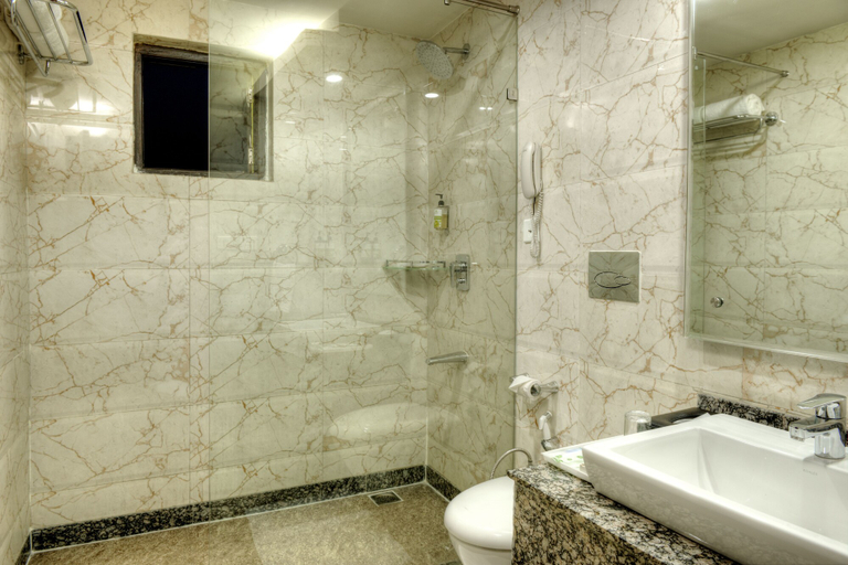 Bathroom 4, Lemon Tree Hotel, Katra, Reasi