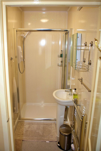 Bathroom 3, Wortley Cottage Guest House, Barnsley