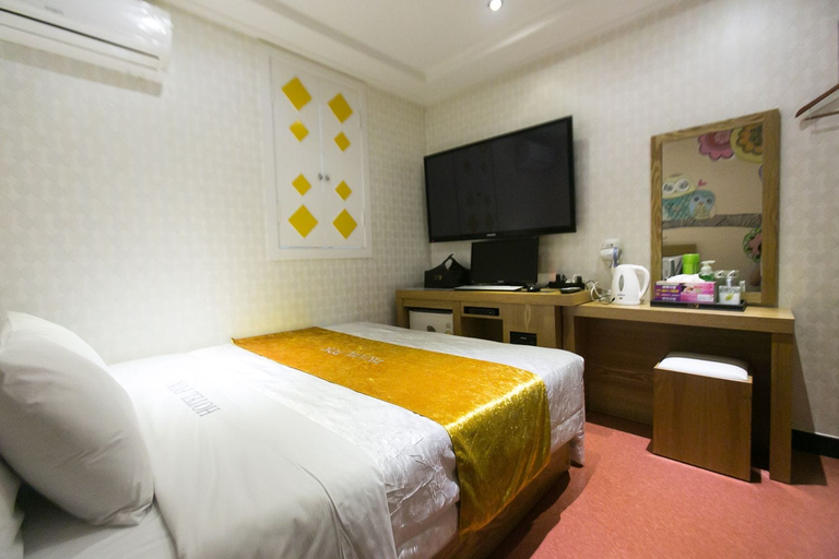 Bedroom 5, Fox Motel, Nam