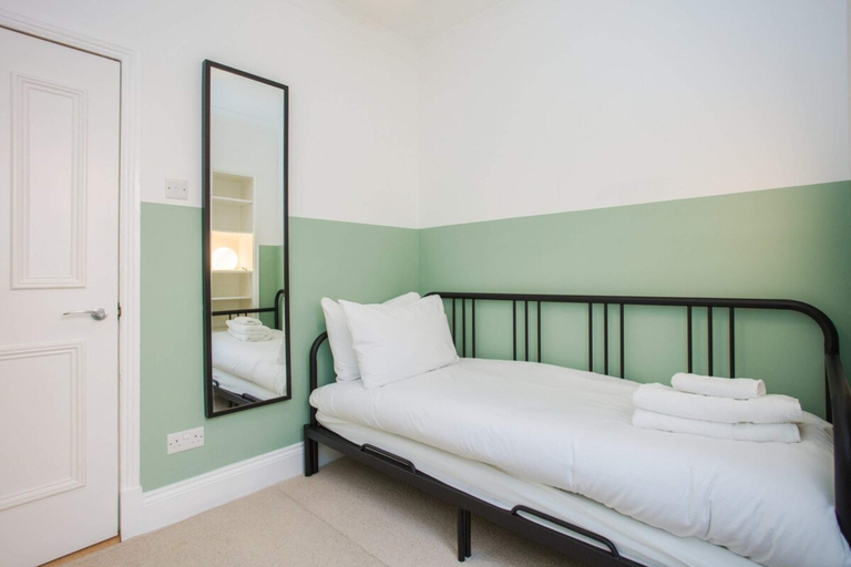 Bedroom 3, Stylish & Modern 3 Bed Flat in NW London With Garden, London