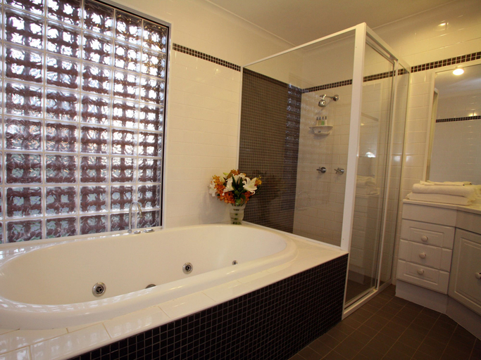 Bathroom 5, Hunter Valley Resort, Singleton