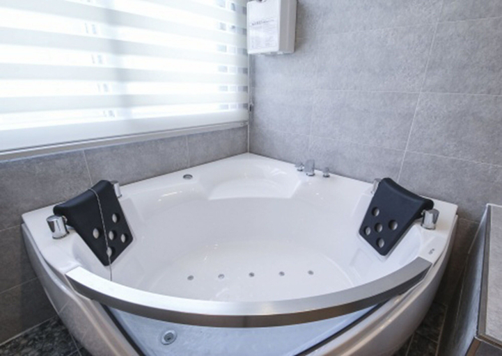 Bathroom 4, New Yorker Hotel, Jinju