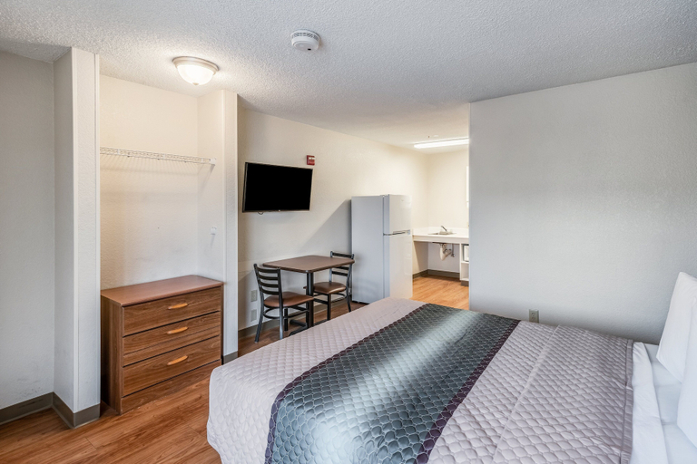 Bedroom 2, HomeTowne Studios by Red Roof Spokane - Valley, Spokane