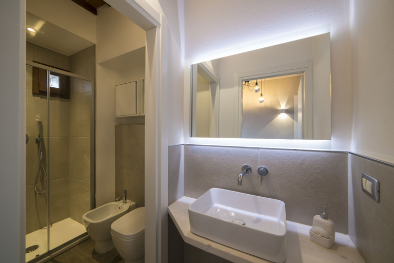 Bathroom 4, Rocca Palazzaccio, Florence