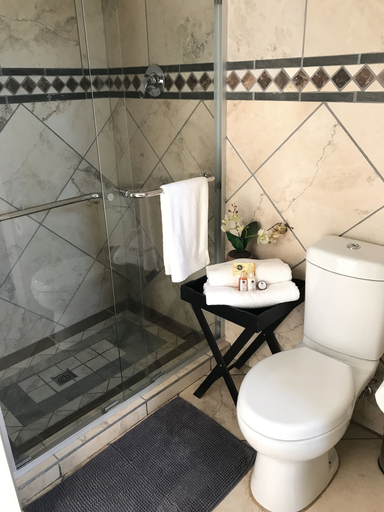 Bathroom 4, Manor Hills Guest Lodge, Bojanala