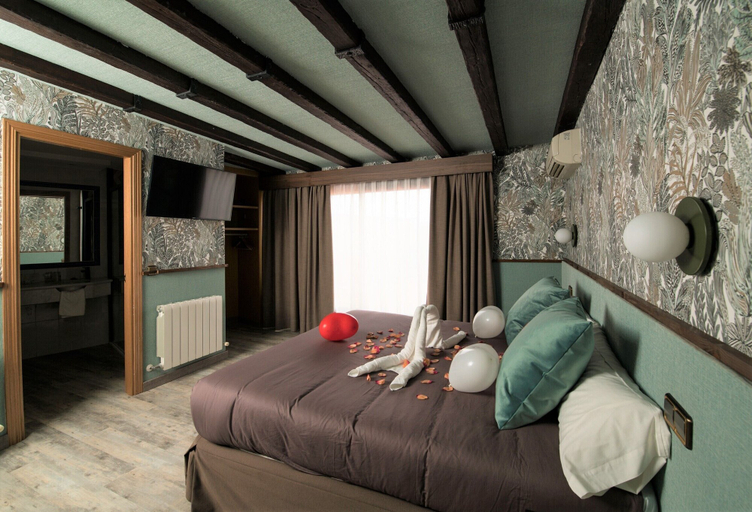 Bedroom 4, Hotel Sol, Toledo