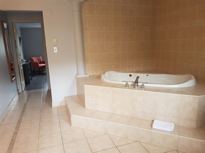 Bathroom 5, 7 Nights Stay, Niagara