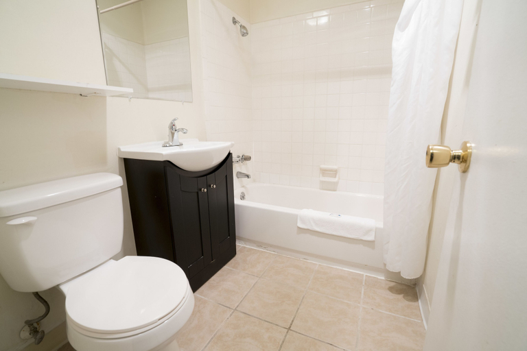 Bathroom 4, Seatac Inn, SeaTac