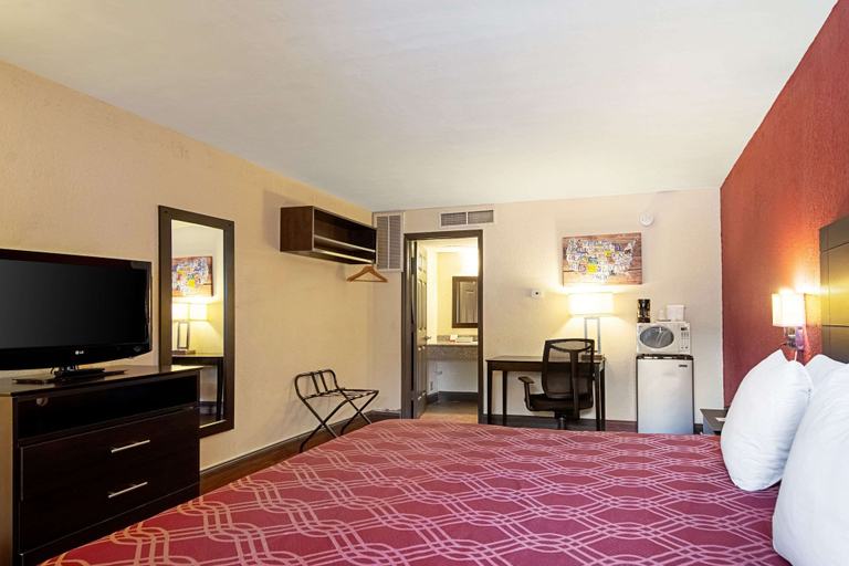 Bedroom 3, Econo Lodge Inn & Suites Clearwater Central, Pinellas