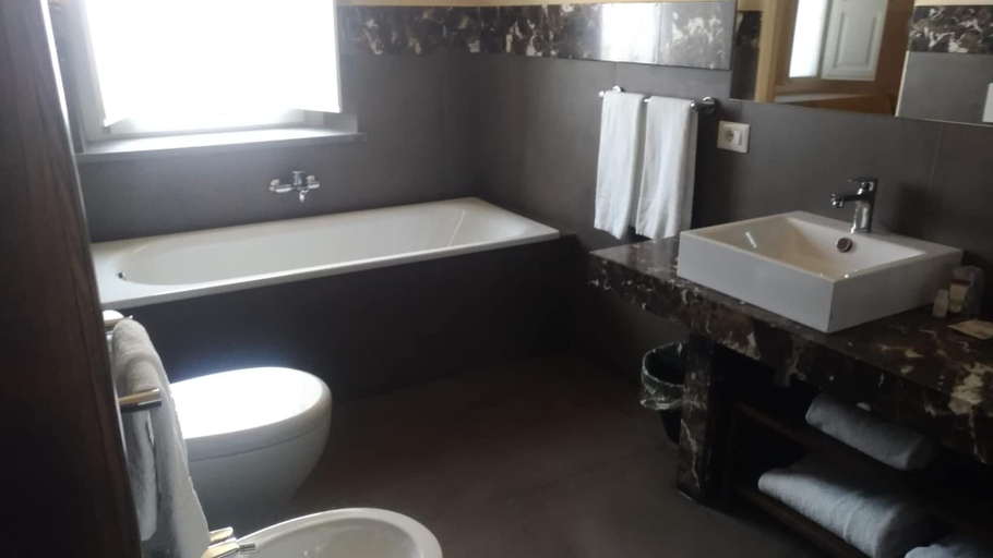 Bathroom 4, Cavanera Etnea Resort & Wine Experience, Catania