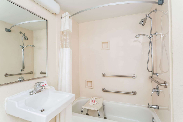 Bathroom 4, Ramada by Wyndham Luling, Saint Charles