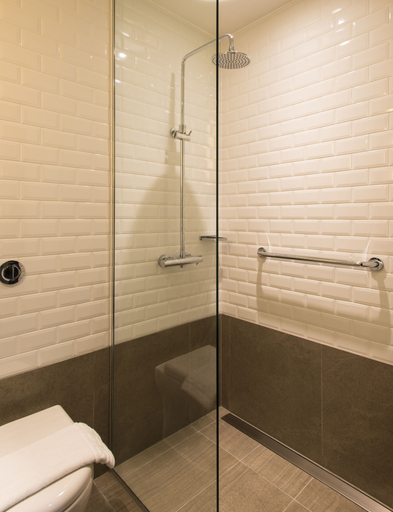 Bathroom 3, Aerotel London Heathrow Airport Terminal 2-3, London