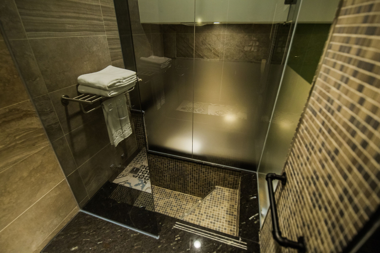 Bathroom 5, Huwei Hotel, Yulin