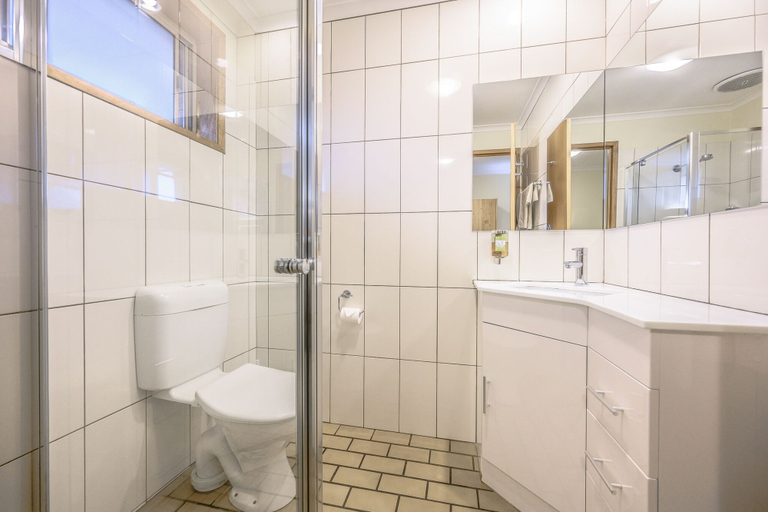 Bathroom 4, AAt 28 Goldsmith Motel, S. Grampians - Hamilton