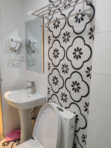 Bathroom 5, Suzhou Blue Gate Hostel, Suzhou
