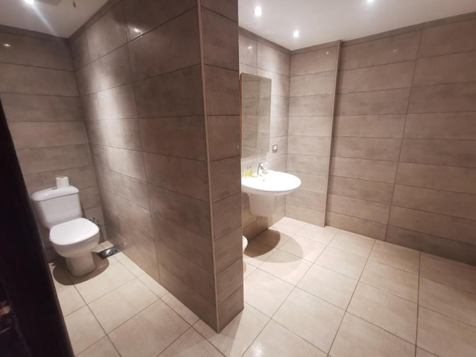 Bathroom, Green Plaza Inn, Alexandria