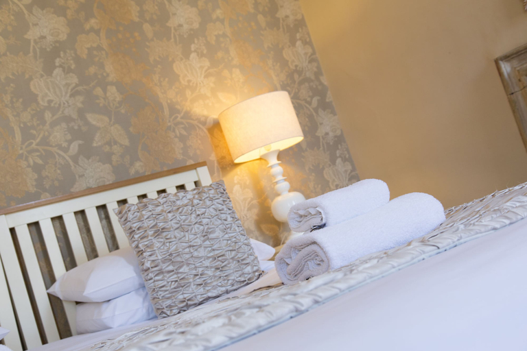Bedroom 2, Red Lion - B&B, Wiltshire