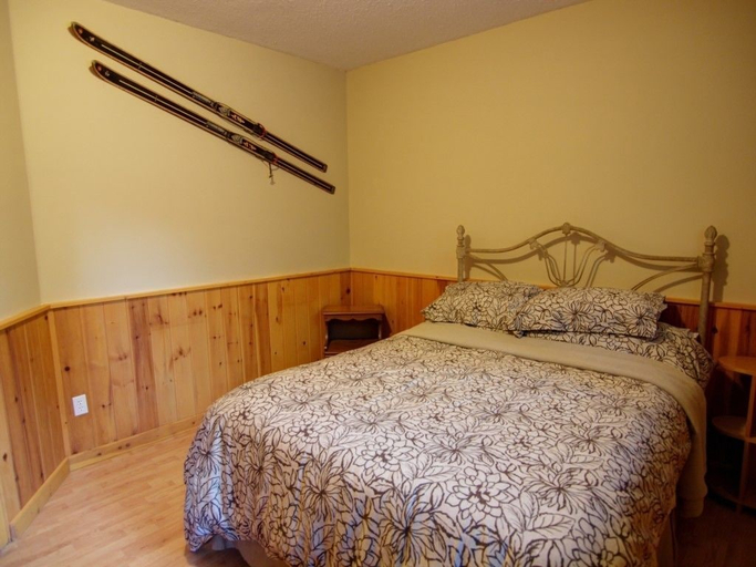Bedroom, Mountain Town Properties Black Jack's Flat, Kootenay Boundary