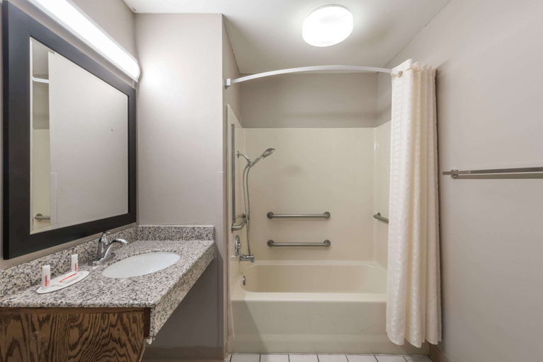 Bathroom 4, Super 8 by Wyndham Alexander City, Tallapoosa