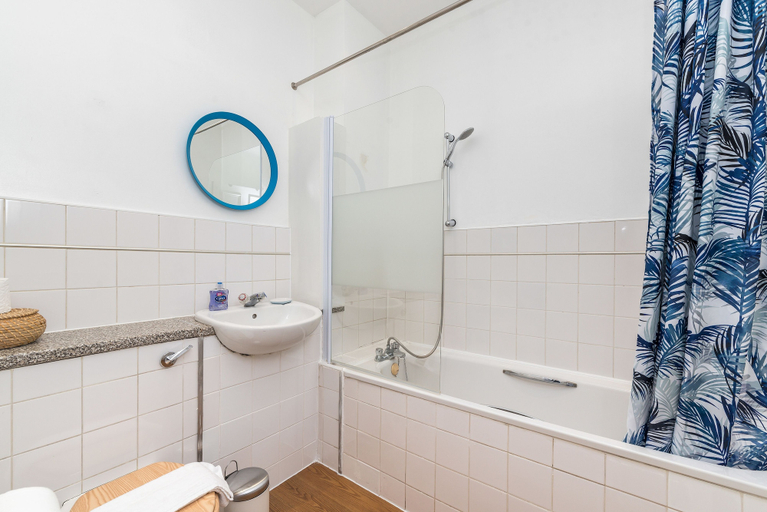 Bathroom, Goodge Street by Allô Housing, London