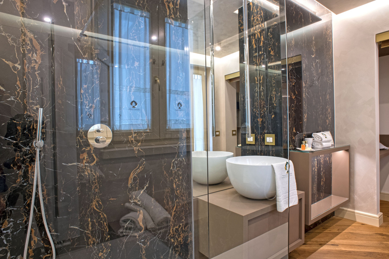 Bathroom 5, Palazzo Scotto, Bari