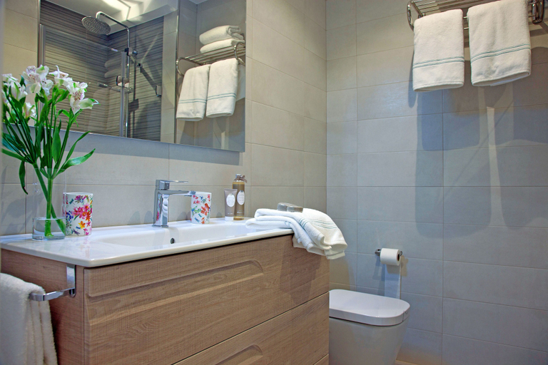 Bathroom 5, Feelathome Madrid Suites Apartments, Madrid