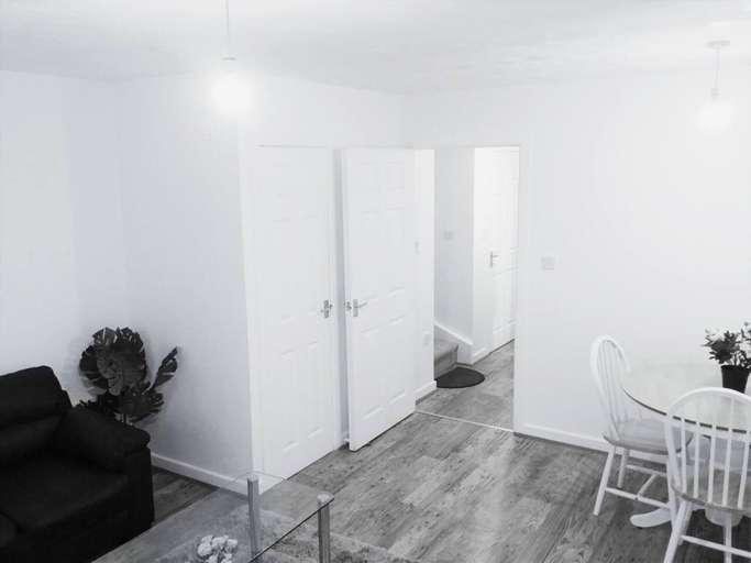 Others 4, Quiet Residential Area, Within Easy Reach to Town, Manchester