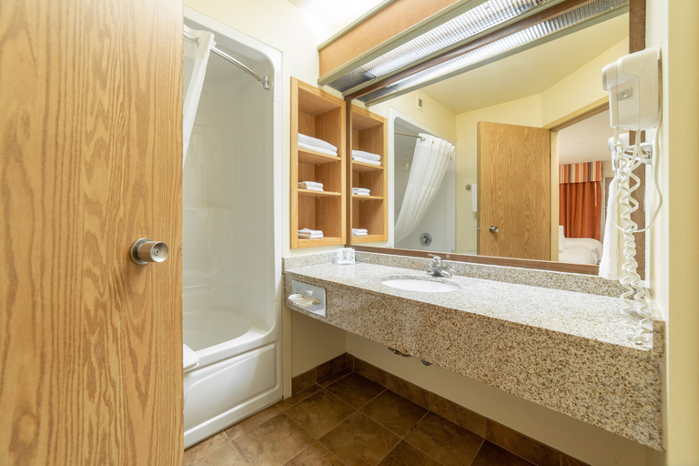 Bathroom 4, Quality Inn & Suites, Division No. 3