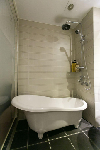 Bathroom 4, Fox Motel, Nam