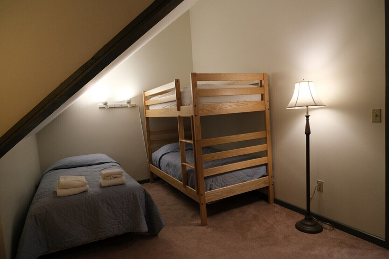 Bedroom 2, Ski in & out Spruce Glen Townhomes on Great Eastern Trail, Rutland