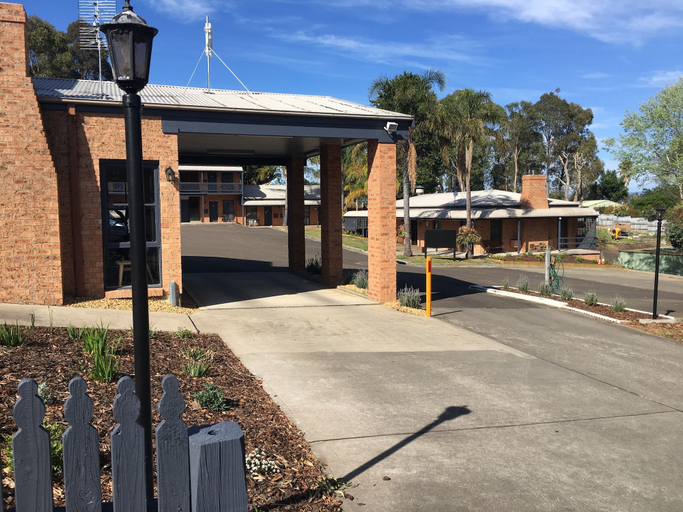 Exterior & Views 2, Bega Downs Motor Inn, Bega Valley