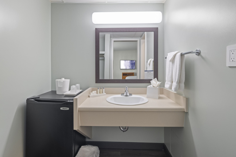 Bathroom 5, Vagabond Inn Glendale, Los Angeles