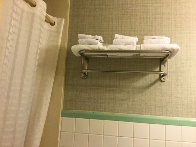 Bathroom 4, Falls Inn, Trumbull