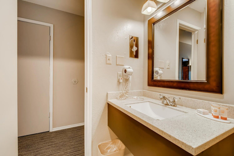 Bathroom 4, Orangewood Inn & Suites Midtown, Travis