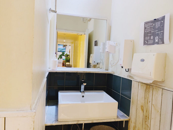 Bathroom 4, Peking International Youth Hostel, Beijing