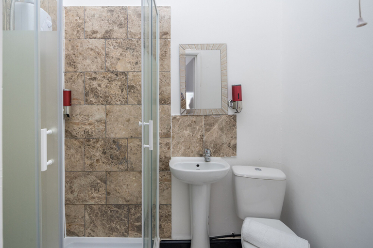Bathroom 5, Isledon Hotel, London
