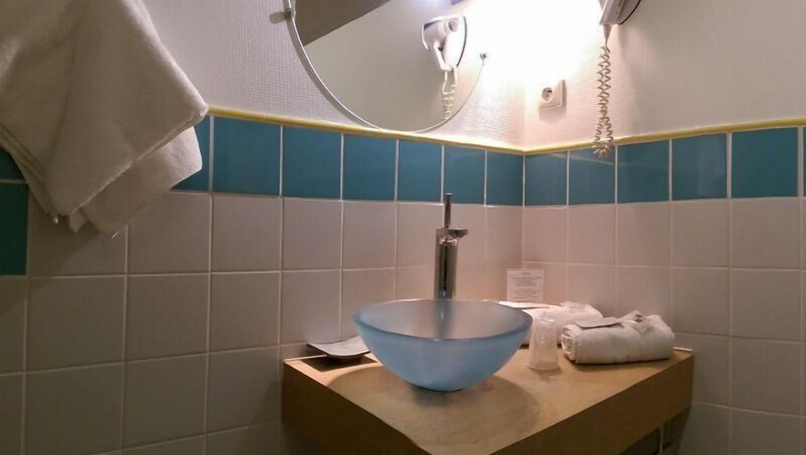 Bathroom 4, Brit Hotel Notre Dame, Nord