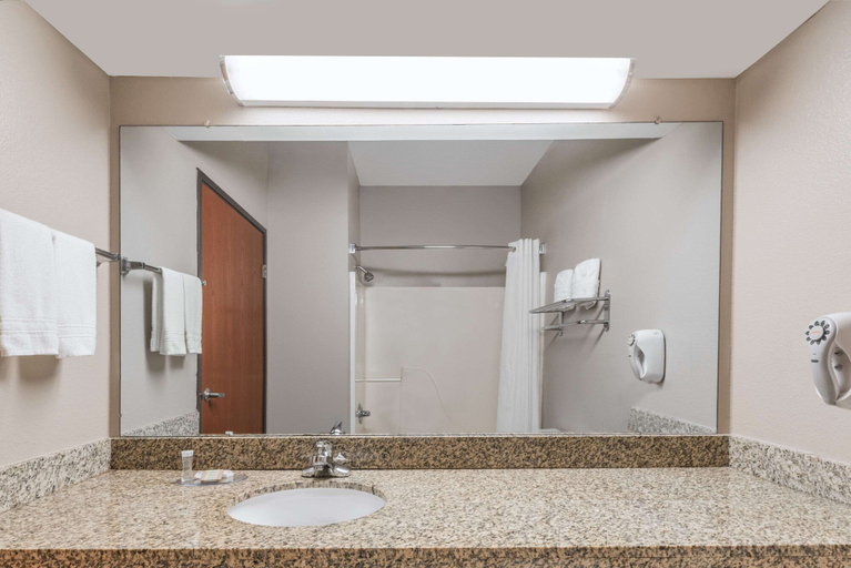 Bathroom 5, Super 8 by Wyndham Fort Worth North, Fort Worth