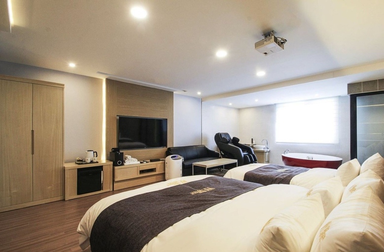 Bedroom 3, New Yorker Hotel, Jinju