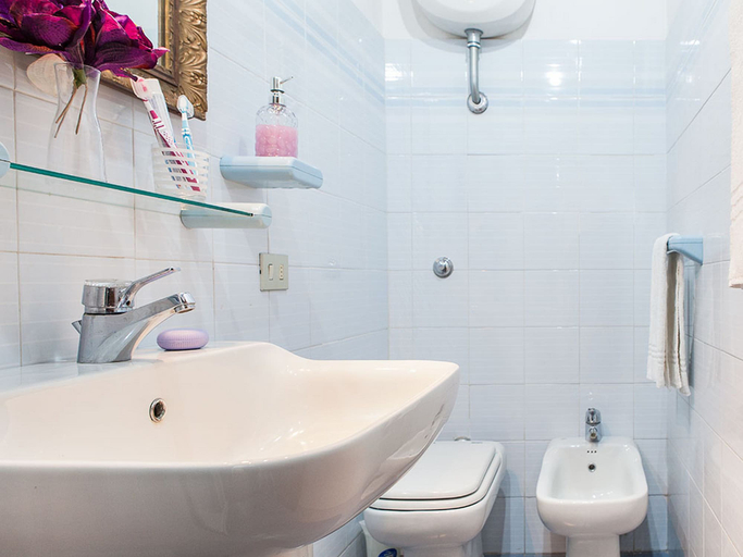 Bathroom 5, Chiasso degli Armati Apartment, Florence