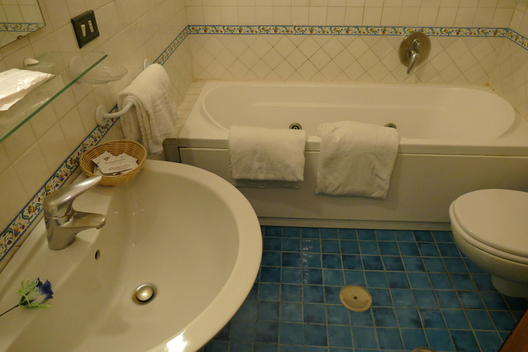 Bathroom 4, Hotel Nuovo Rebecchino, Napoli