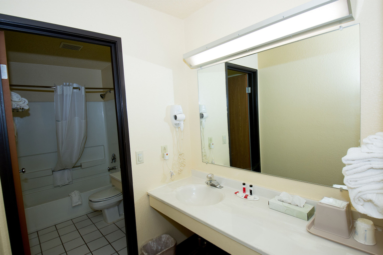 Bathroom 4, Super 8 by Wyndham Altoona, Blair