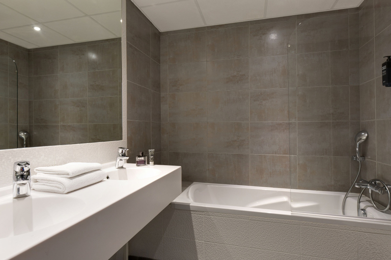 Bathroom 5, ibis Styles Montargis Arboria Hotel, Loiret