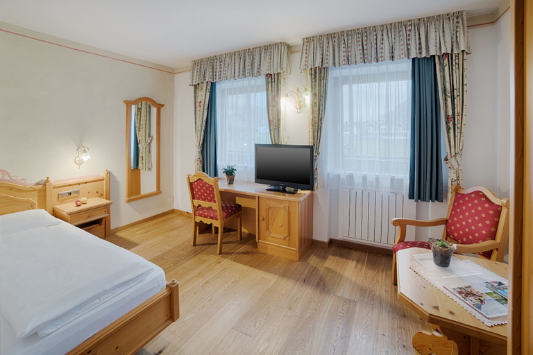Bedroom 4, Alpenblick Hotel, Bolzano