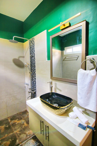Bathroom 4, The Gabayan Riviera, Lazi