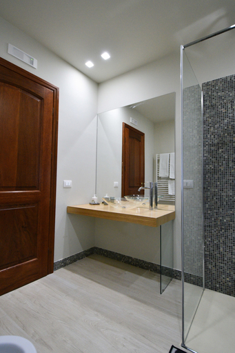 Bathroom 5, Parnasus, Agrigento