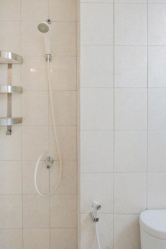 Bathroom 5, Tranquil 2BR Apartment at Bintaro Park View By Travelio, South Jakarta