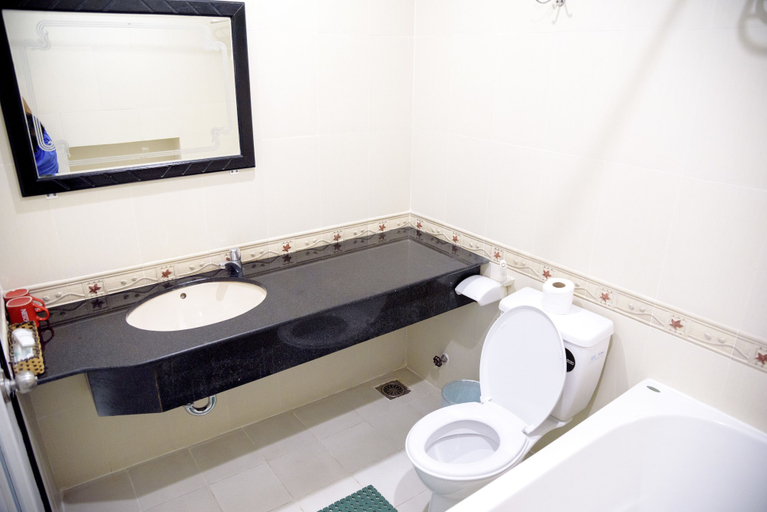 Bathroom 4, Ha Trinh Hotel, Bien Hoa